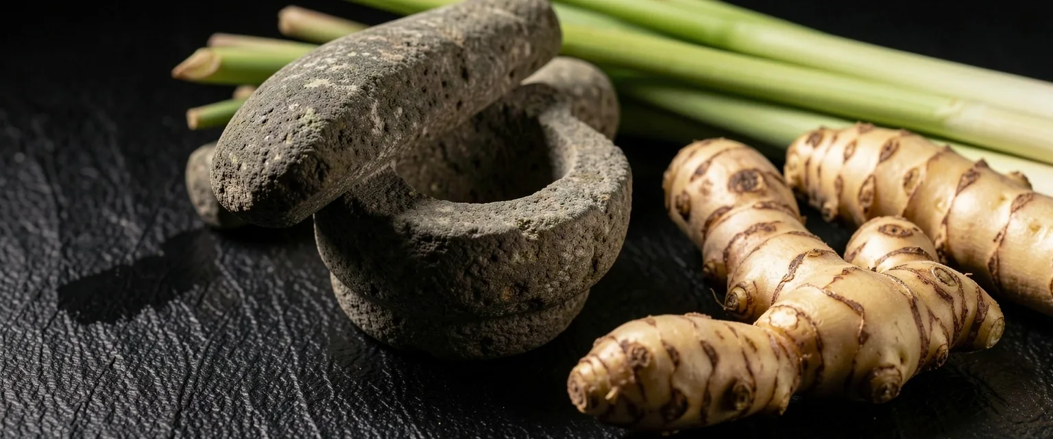 Cobek batu dengan bahan-botani segar di latar gelap